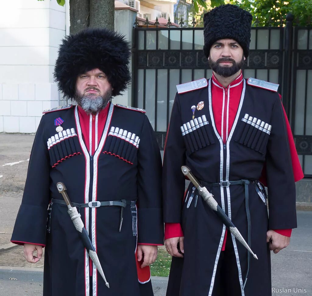 Военная черкесска. Черкеска Казачья Кубанская. Черкеска Казачья Терская. Шапка черкеска Казачья Кубанская. Казачья Казачья одежда черкеска.