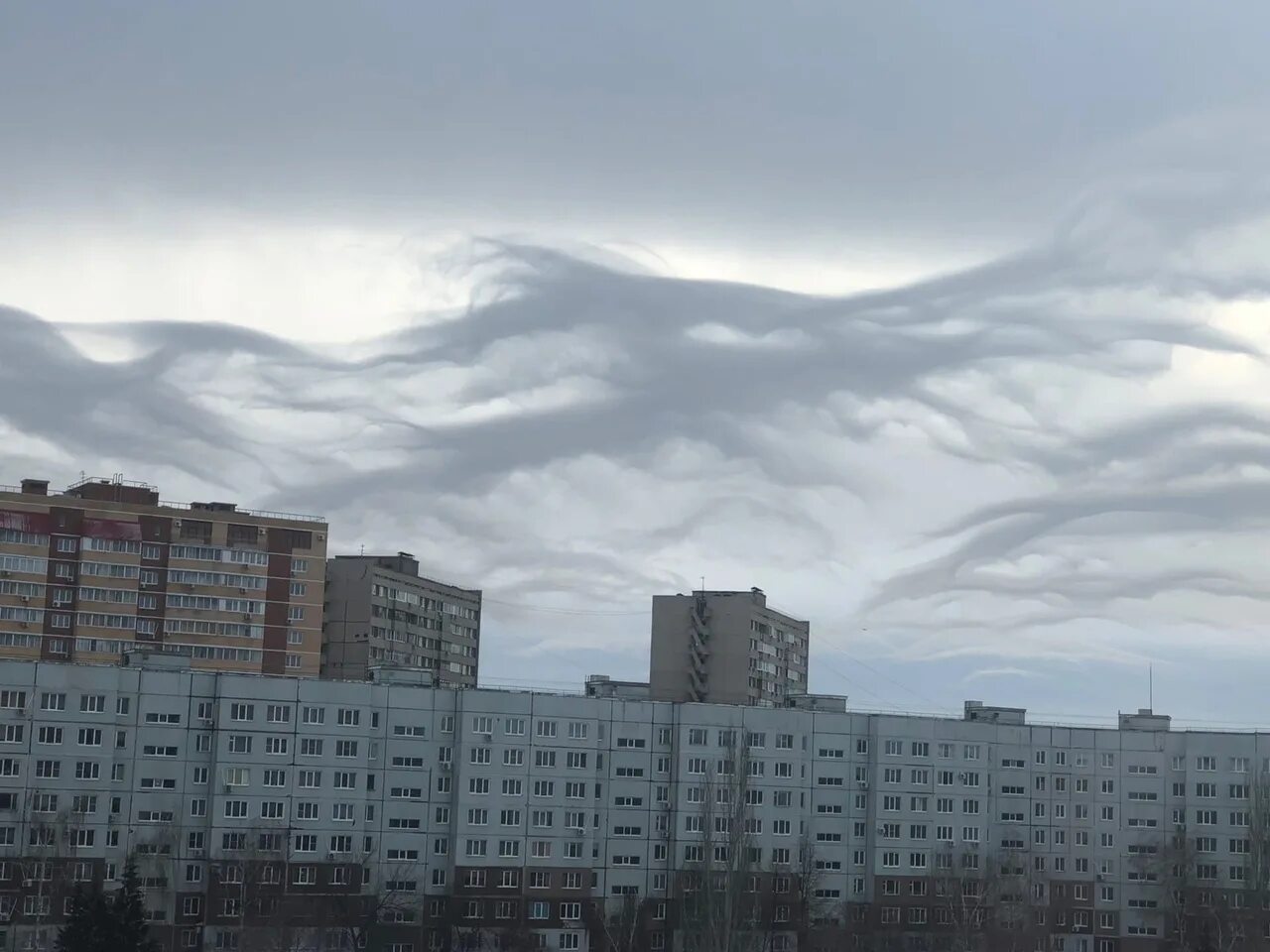 Какая погода сегодня в небе. Явления в небе. Необычные облака в Москве. Странные облака в небе. Странные облака над Москвой.