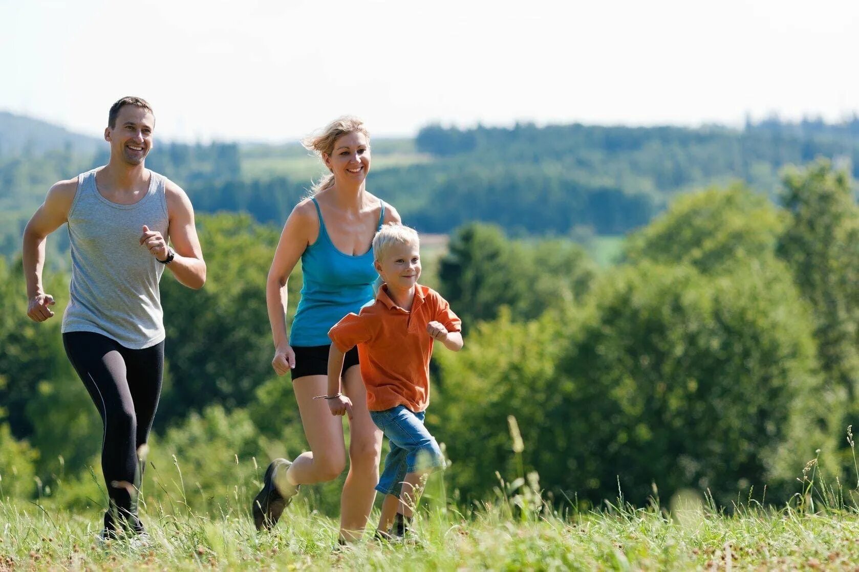 Показывай активность. Семья занимается спортом. Активный образ жизни. Занятие спортом на природе. Спорт на свежем воздухе.