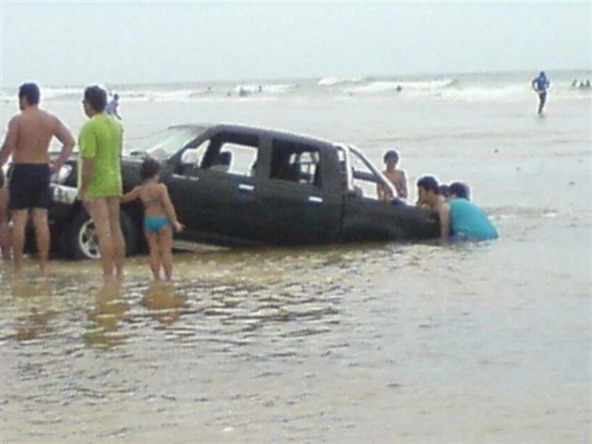 Машину смыло водой. Пляжи затопленные. В море смыло автомобили. Украл пляж на тачке. Машину смыло в океан Австралия.