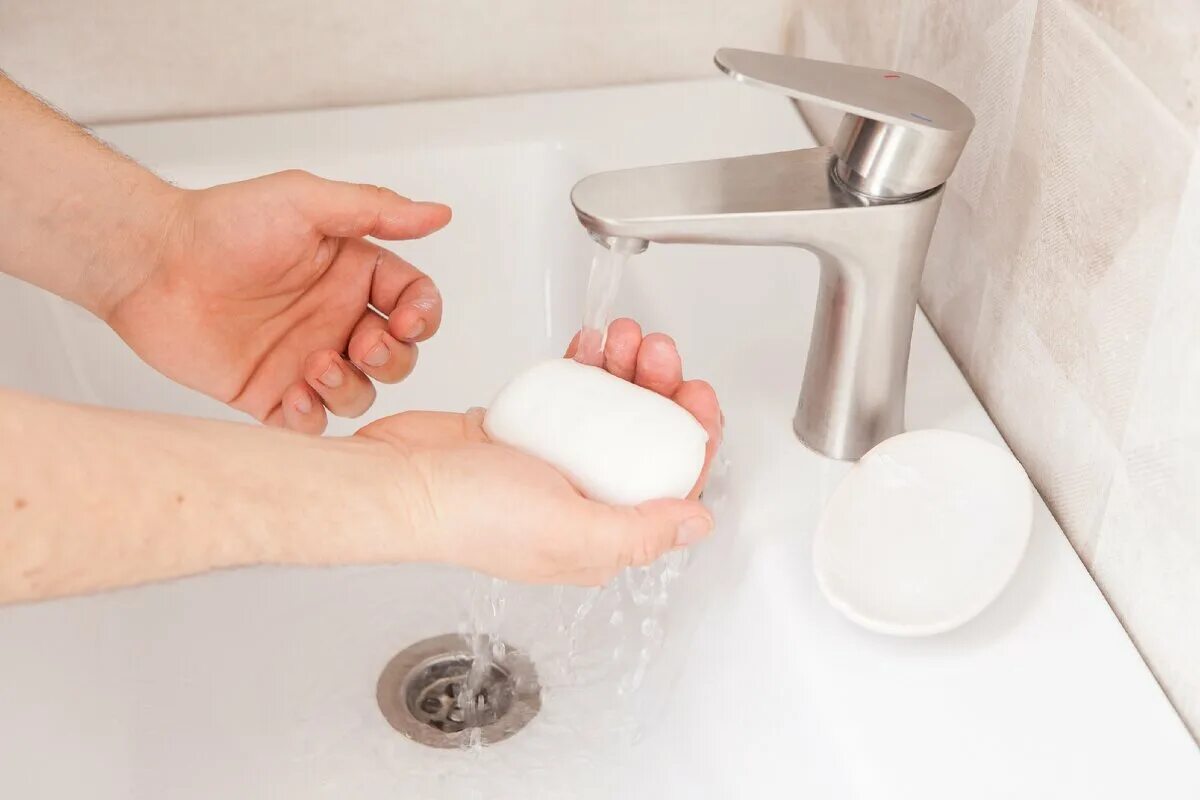 Сонник к чему снится обувь. Чистый пол. Вымыть обувь. Протирает обувь. Грязные ботинки.