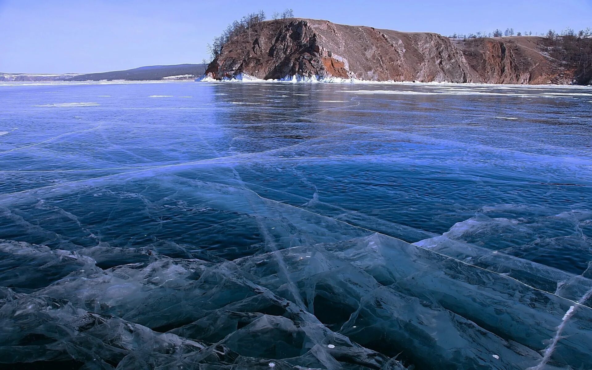 Ледовая река. Озеро Байкал подо льдом. Замерзшее озеро Байкал. Озеро Байкал зима. Замерзшие волны на Байкале.