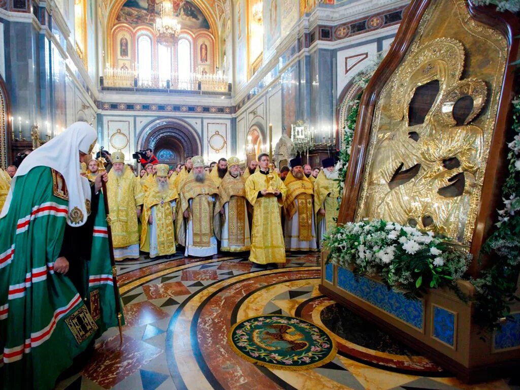 Молебен. Икона Смоленской Божьей матери храм Христа Спасителя. Смоленская икона в храме Христа Спасителя. Икона Богородицы Смоленской в храме Христа Спасителя. Смоленская икона Божией матери в Бородино.