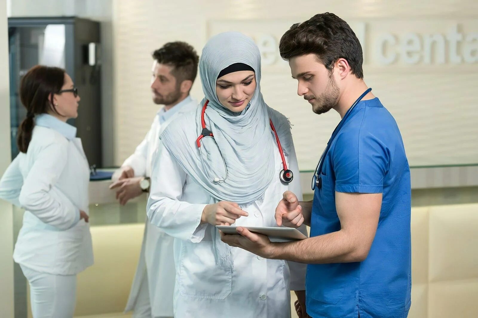 Катар медицина. Мусульманки в медицине. Медицина в Исламе. Медик араб. Медицина в ОАЭ.