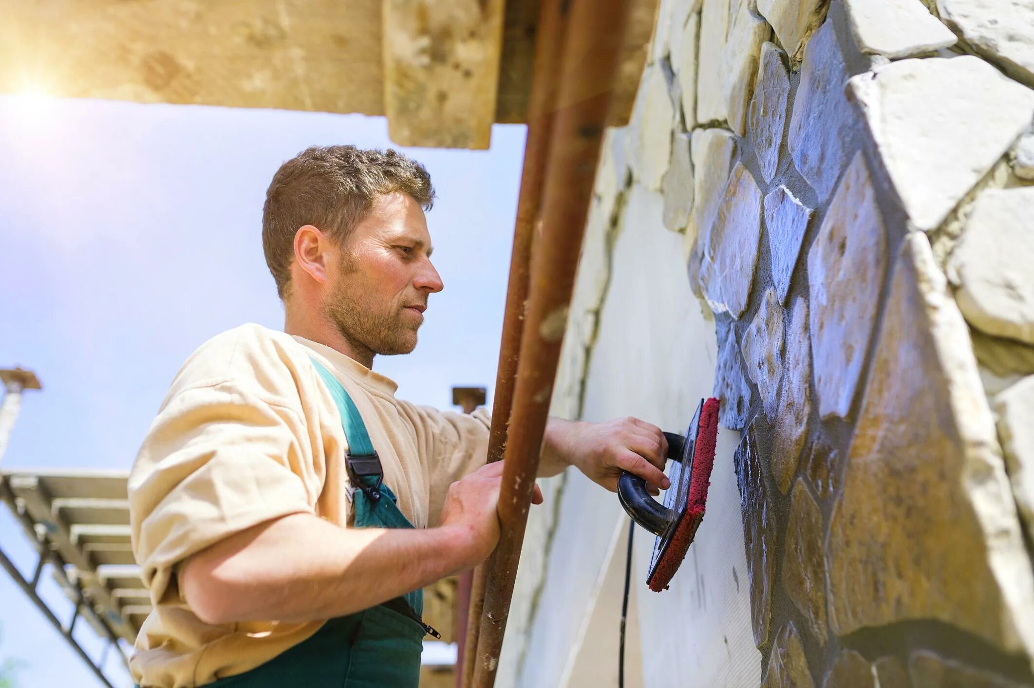 Stone working. Каменщик камешек. Камень каменщик каменный. Каменная кладка человек кладет. Укладка брус камня.