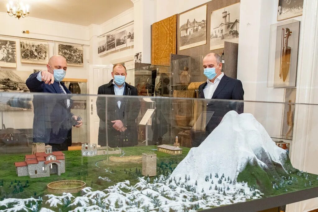 Инстаграм музея кчр. Музей карачаево-черкесской республики. Краеведческий музей в г. Карачаево-черкесский музей-заповедник. Музей+имени+байчоровой+черкесск.