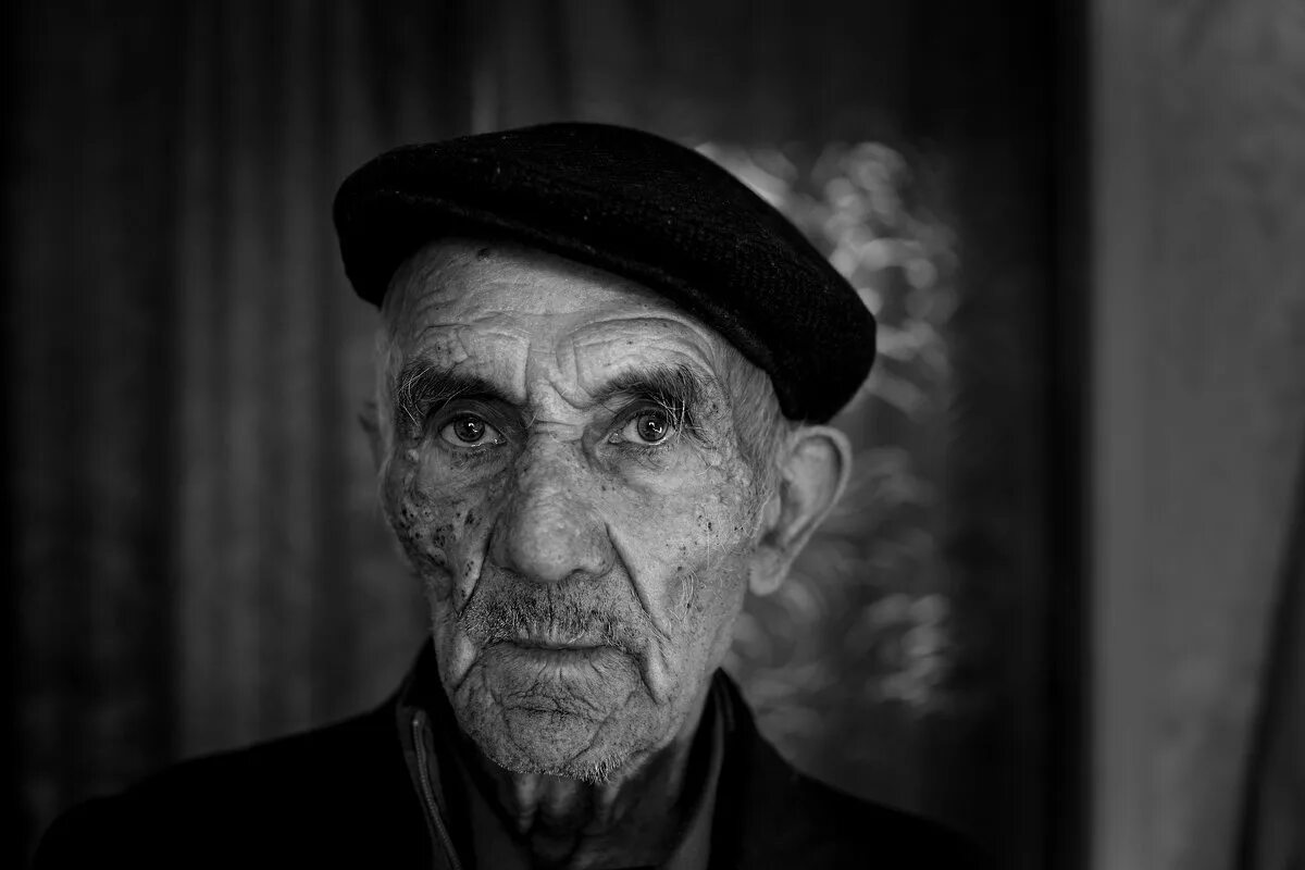 Взгляд старости. Фотопортрет старика. Фотопортрет дедушки. Старый человек. Пожилой дедушка.