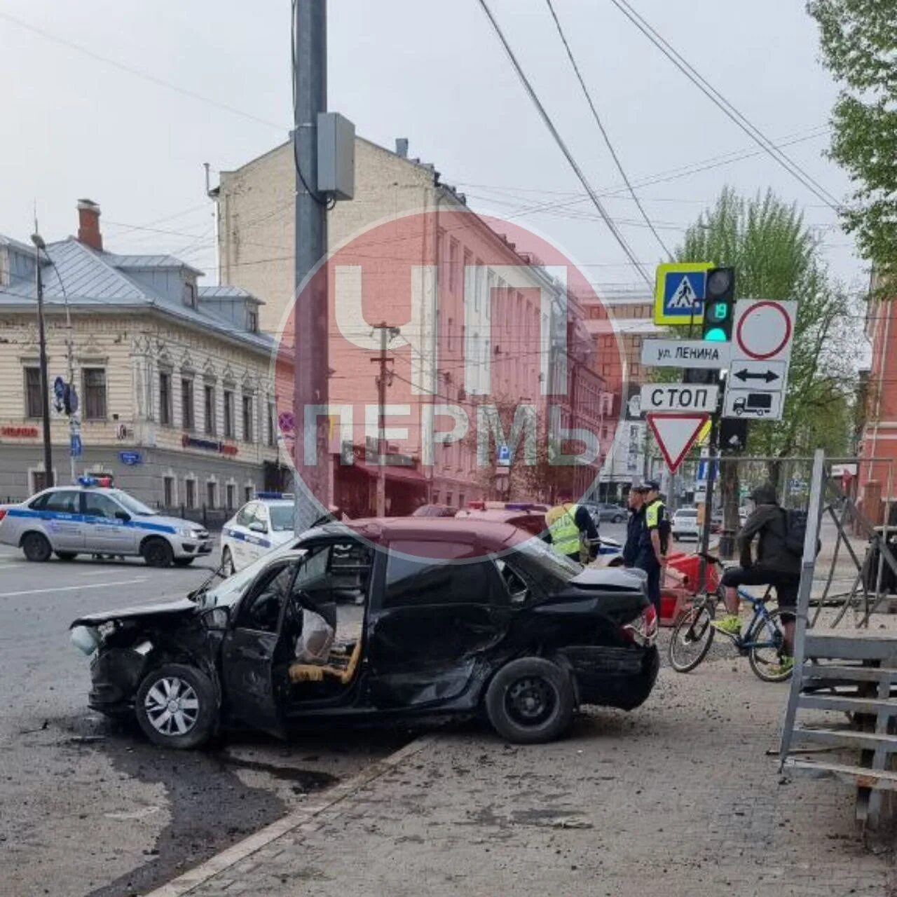 Фото аварий автомобилей. Машина врезалась в стену.