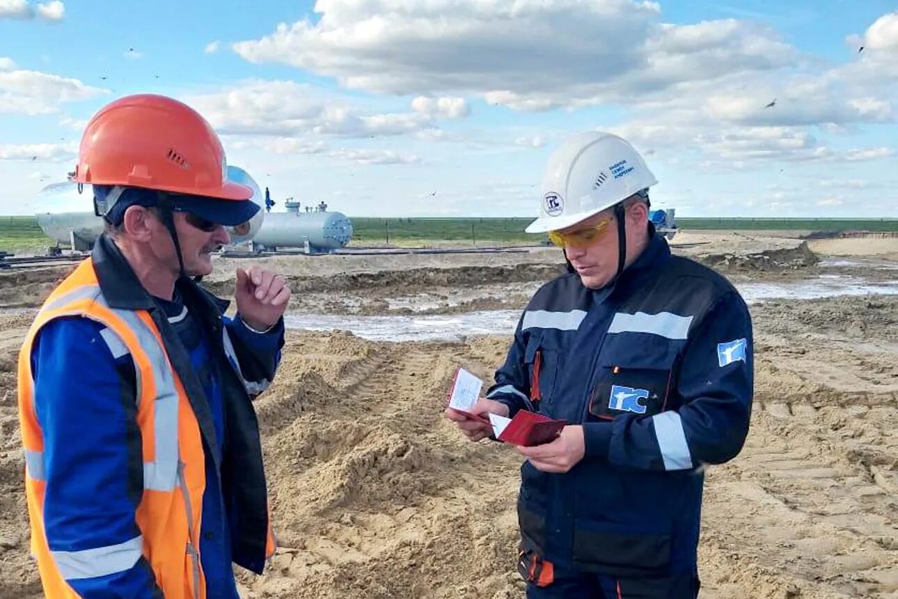 день вахтового работника. вахтовики москва. рабочие на севере. бобриков газстройпром. вахтовики фото.