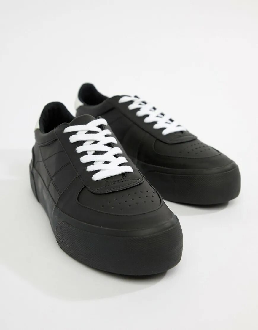 Авито черные кроссовки. ASOS Design Trainers in Black with Chunky sole. Черные кроссовки с белыми шнурками адидас. Tunuo кроссовки черные. Черные массивные кроссовки.