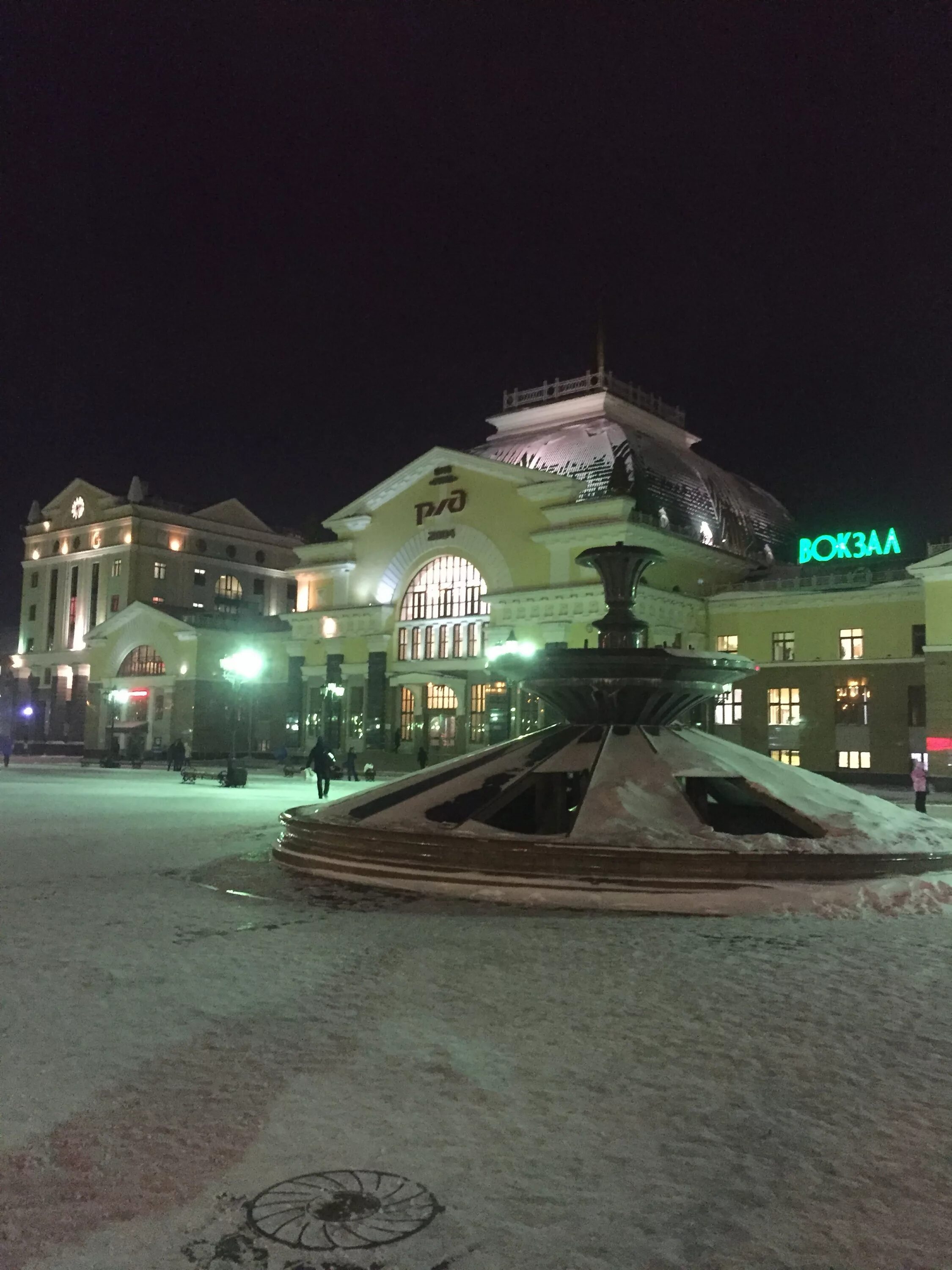 Жд красноярск гостиницы. Вокзал Красноярск. ЖД вокзал Красноярск. РЖД вокзал Красноярск. Ночной вокзал Красноярск.