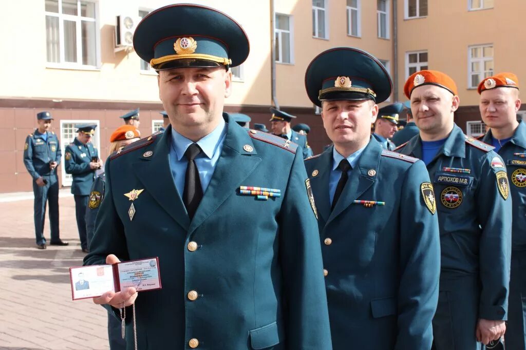 Парадная одежда мчс. Форма полковника мчс. форма офицера мчс. парадная форма офицеров мчс россии. офицеры мчс в парадной форме.