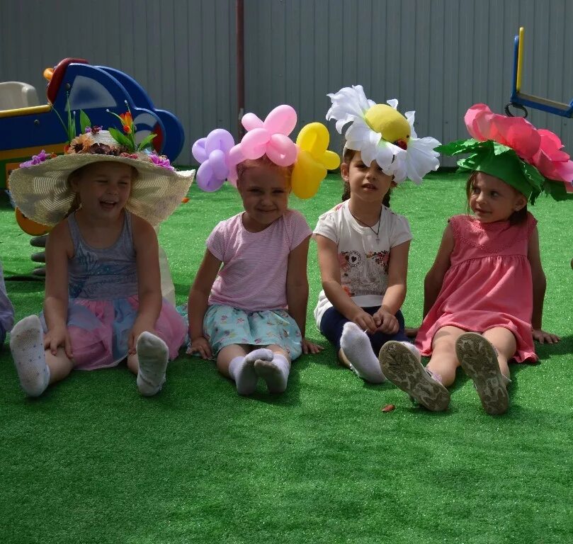 Конкурсы для детей садиков. Парад шляп в детском саду. Праздник шляп в детском саду. Оригинальная шляпка в садик. Конкурс шляпок в детском саду.