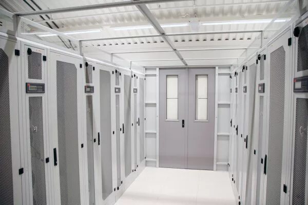 Изоляция холодного коридора цод. Шнайдер электрик цод изоляция горячего коридора. Schneider electric изолированные коридоры. Цод невская дубровка. Коридор цод.