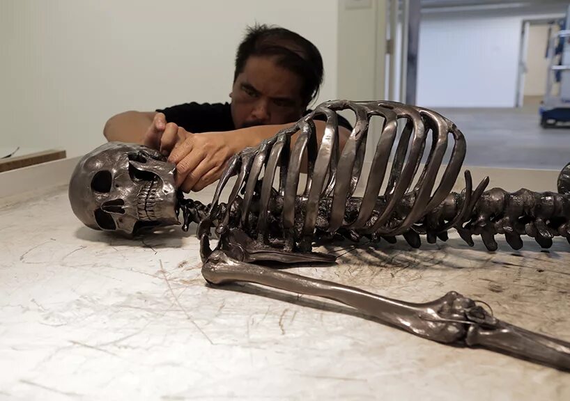 Металлический скелет. Скелет из металла. Железный скелет. Инсталляция из гаечных ключей.