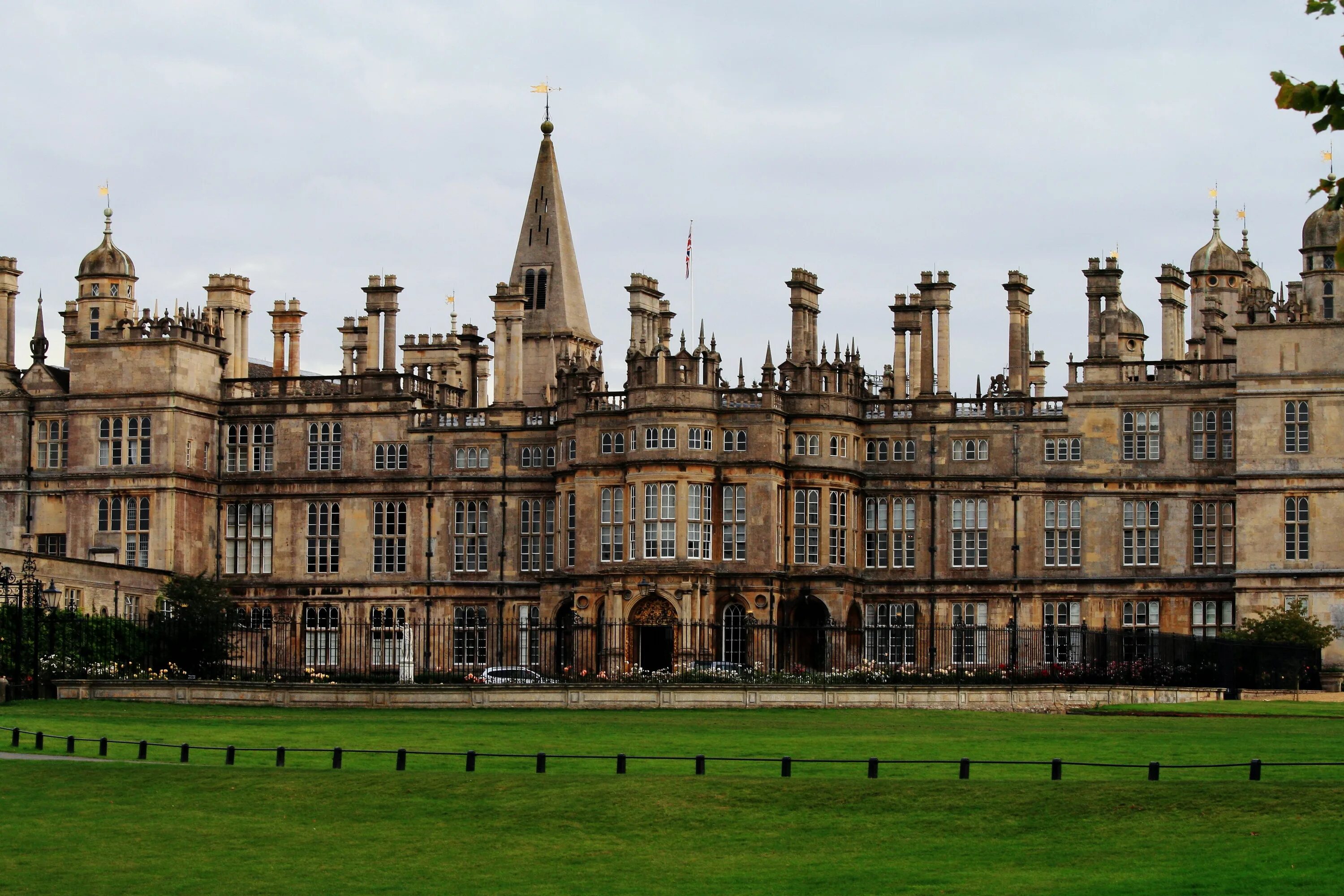 Дворец британии. Burghley House Англия. Замок Бергли Хаус в Англии. Берли Хаус дворец. Дворец Бёргли-Хаус Burghley House Англия внутри.