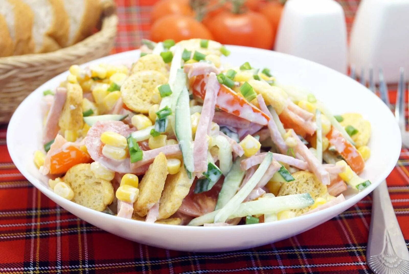 Салат с кукурузой сыром и сухариками. Салат с ветчиной и сухариками и помидорами. салат ветчина сыр кукуруза сухарики. салат с ветчиной и кукурузой. салат ветчина фасоль кукуруза сухарики.