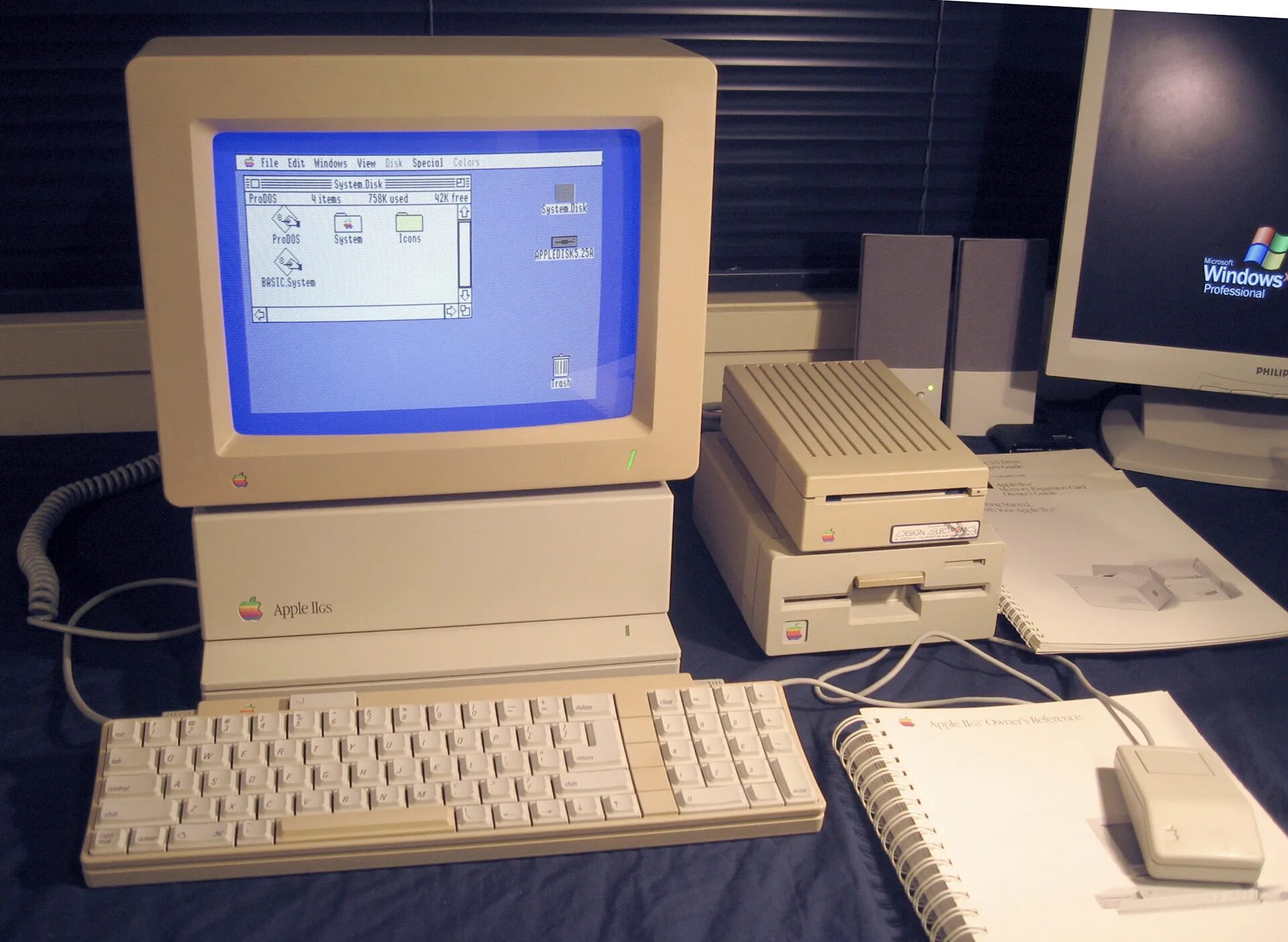Apple 2gs. Эппл 2 компьютер. Эппл 2 компьютер 1977. Apple IIGS.