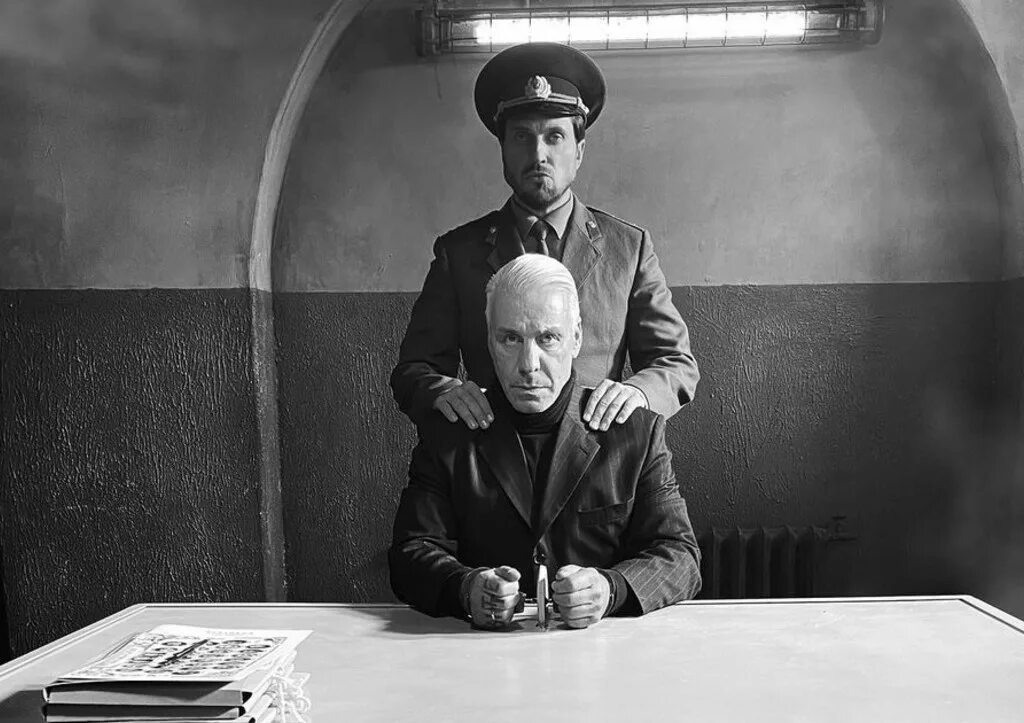 Till lindemann ich hasse. Till lindemann ich hasse kinder ревва. линдеманн и ревва. тилль линдеманн пионер.
