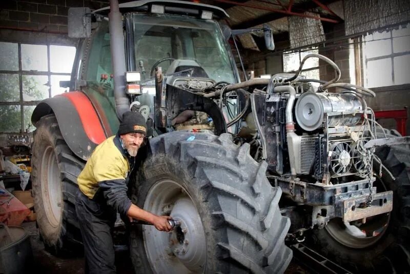 Трактор МТЗ 82 сервисное обслуживание. Мастер ремонтирует трактор МТЗ-80. ТТЗ 80 10 трактор remont. Чинит трактор. Трактор ремонтный