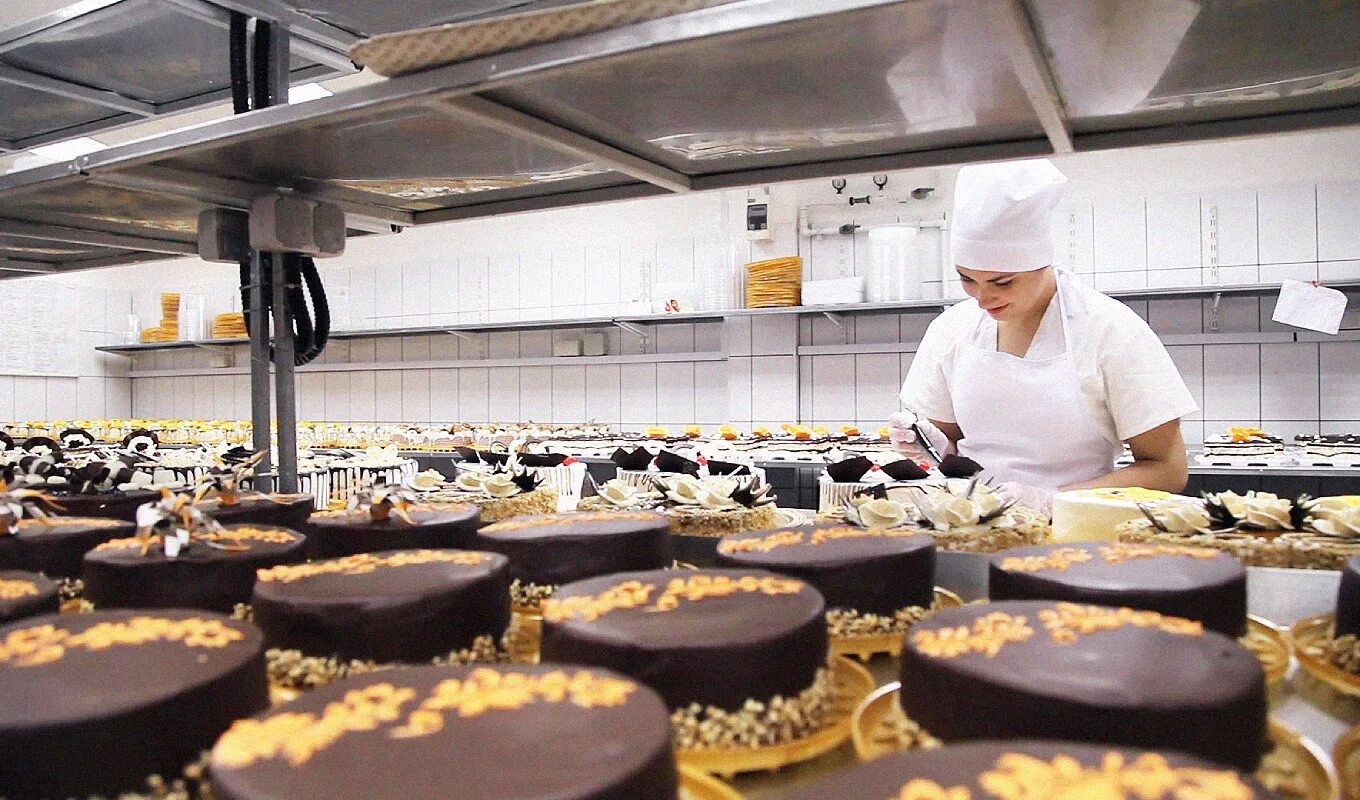 Фантель кондитерская фабрика челябинск. Московские кондитерские предприятия. Кондитерский завод. Кондитер. Мини кондитерские изделия.