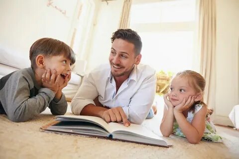 Родители читают детям картинки