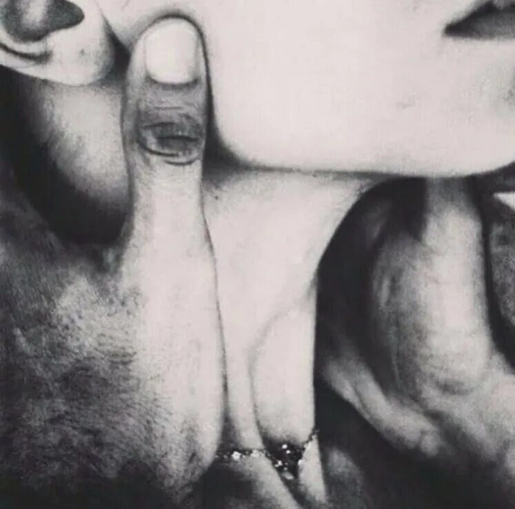 Воздушный поцелуй. Палец во рту у девушки. Девушка с розой. Губы в губы ладони в ладони. Фото губ.