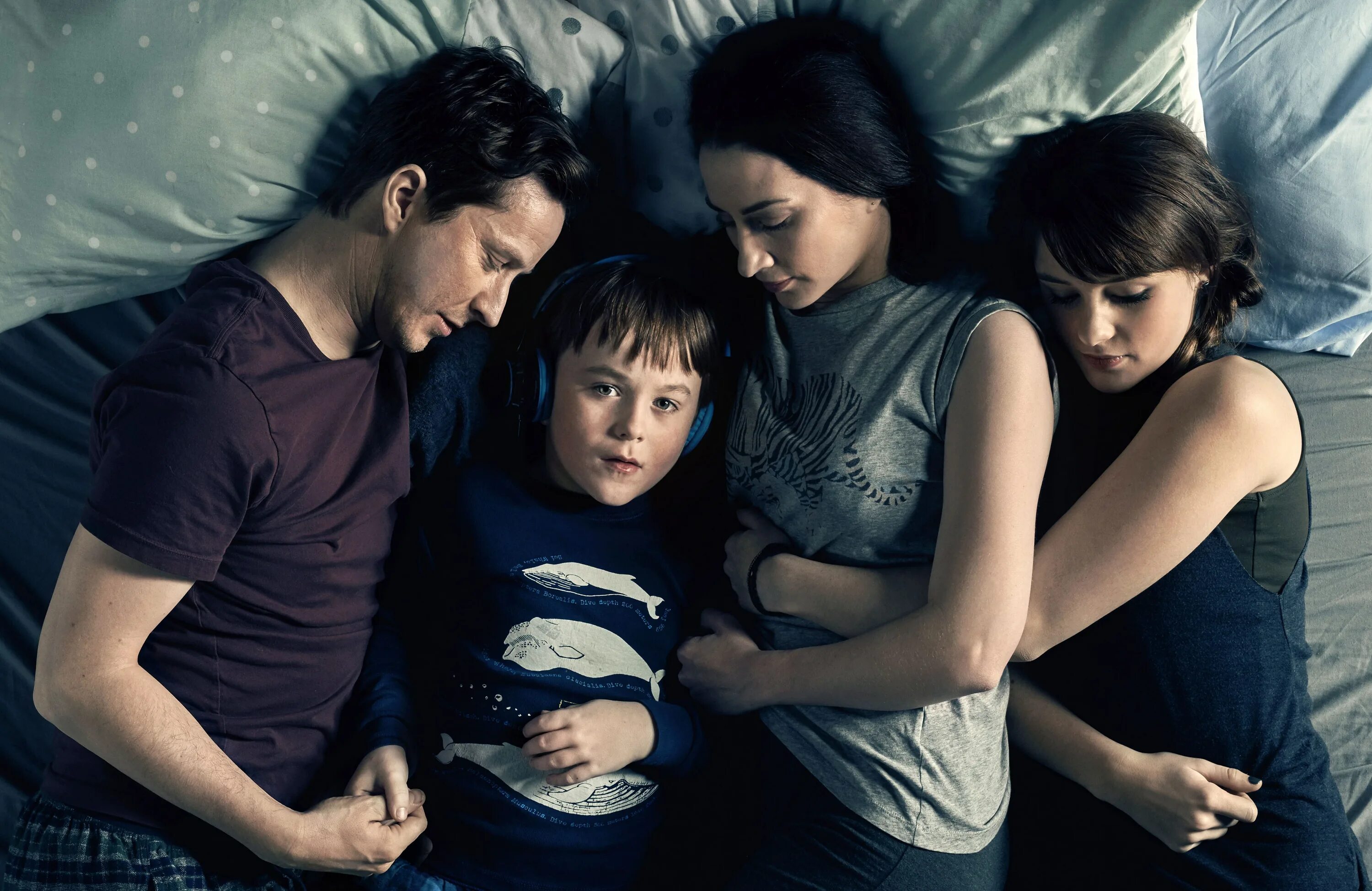 Мужчина с ребенком. Отец и сын любовники. Папа целует сына. Familydick отец с сыном. Объятия детей и родителей.