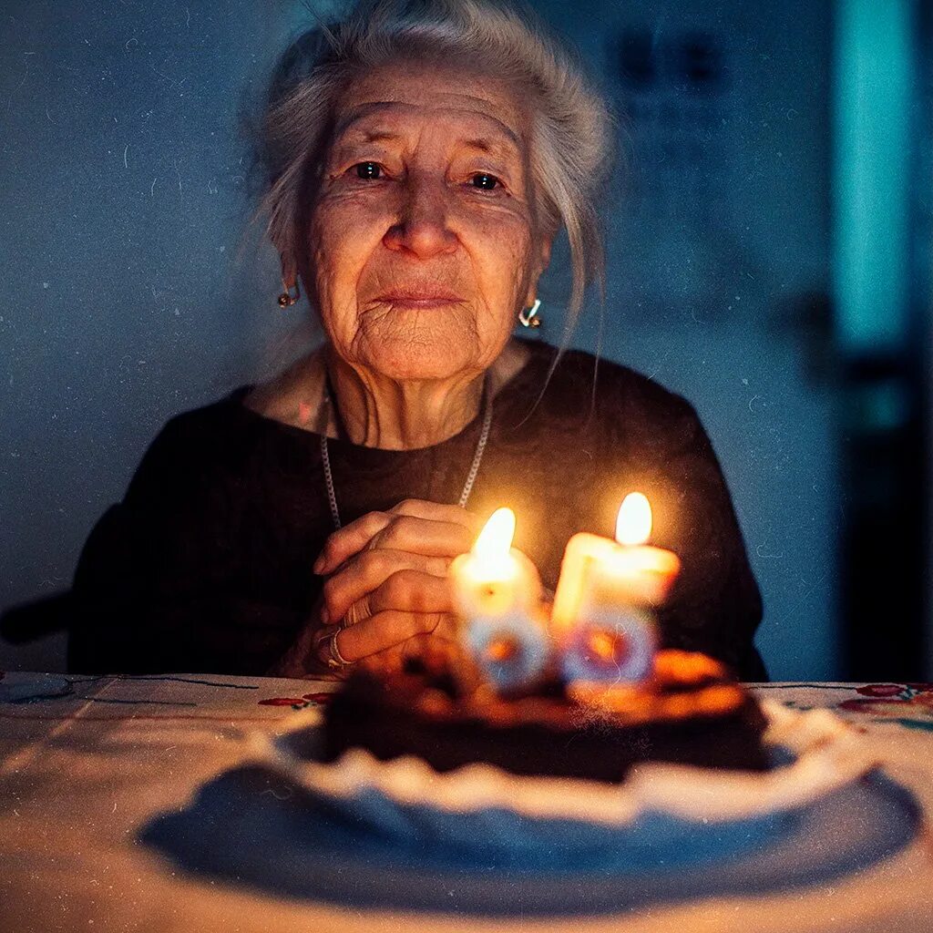 Живая мертвая бабушка. Бабушка молится. Свеча бабка. Фотосессия юбилея бабушки.