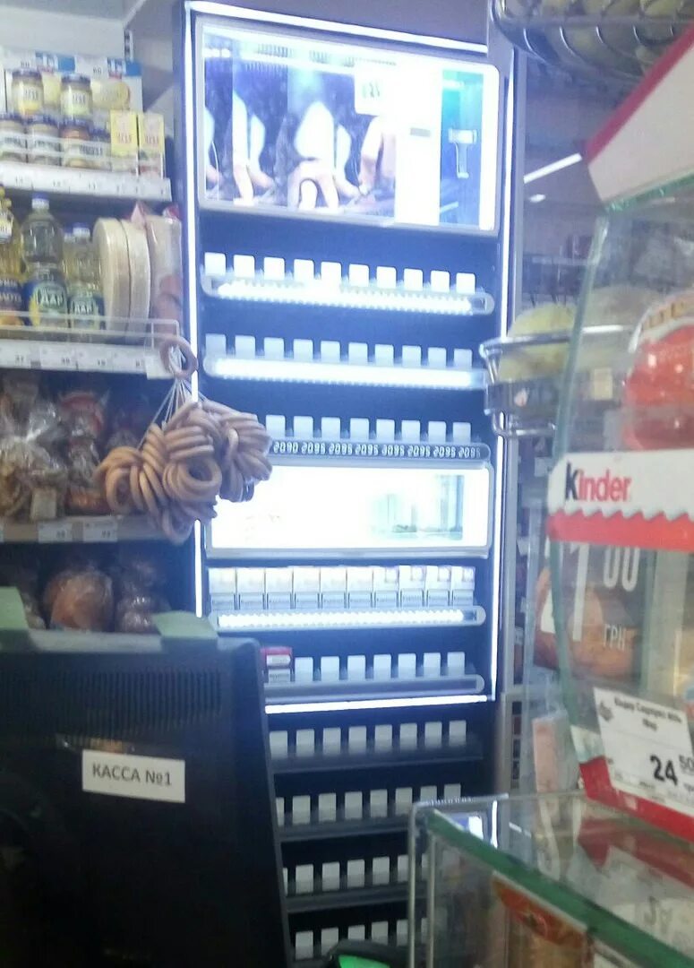 Уставные сигареты. Кот пропадает мем. Запрет на демонстрацию табачных изделий в магазине. Сигареты тройка. Куда делась сигареты.