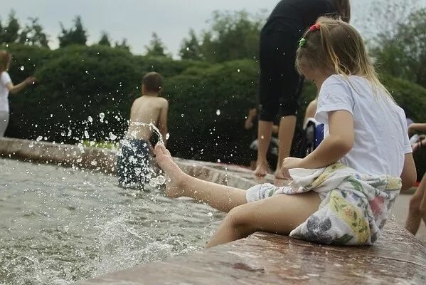 Наконец жара спала. Жаркое лето сорок второго. Жара самара. Люди у фонтана изнывают от жары. Позднее лето.