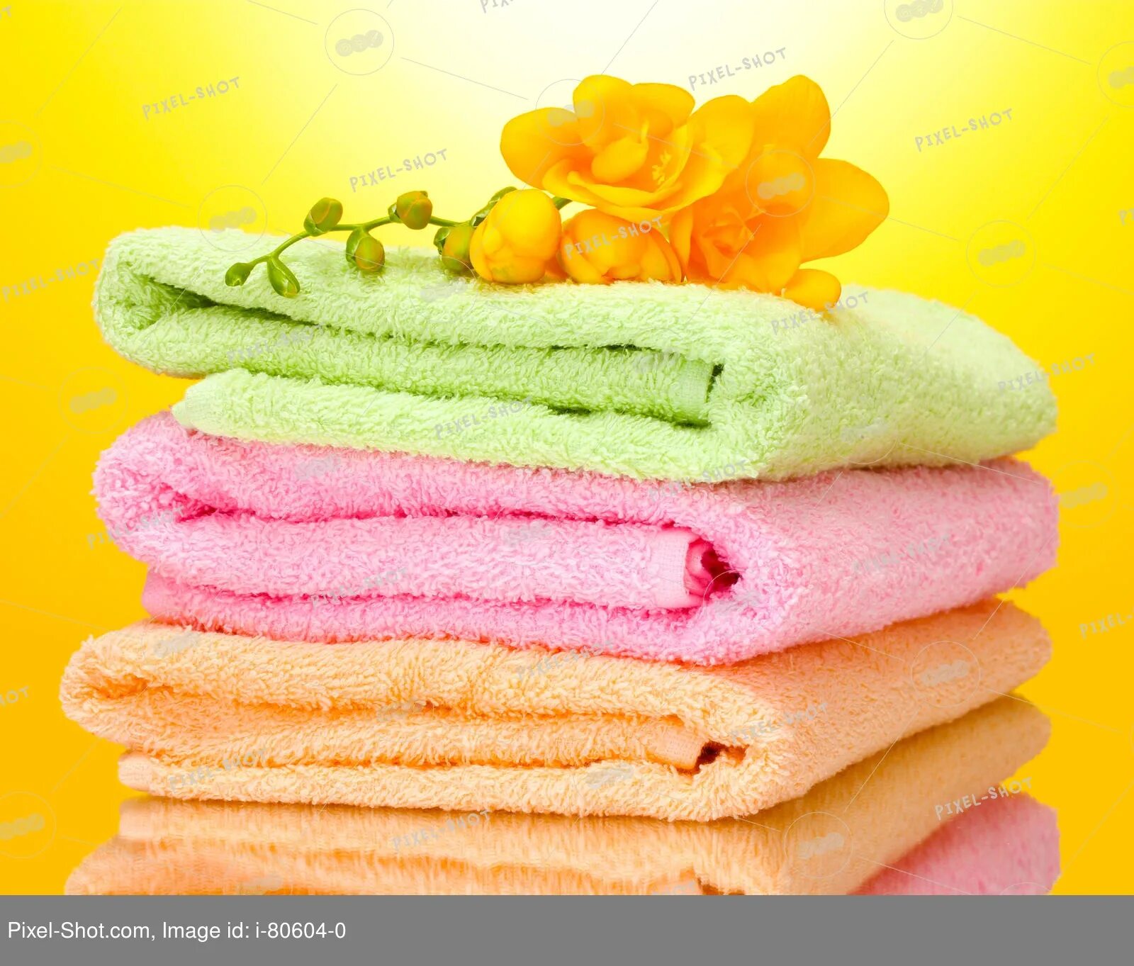 Короткое полотенце. Полотенца. Махровые изделия. Халаты и полотенца из махры. Махровые полотенца желтого цвета.