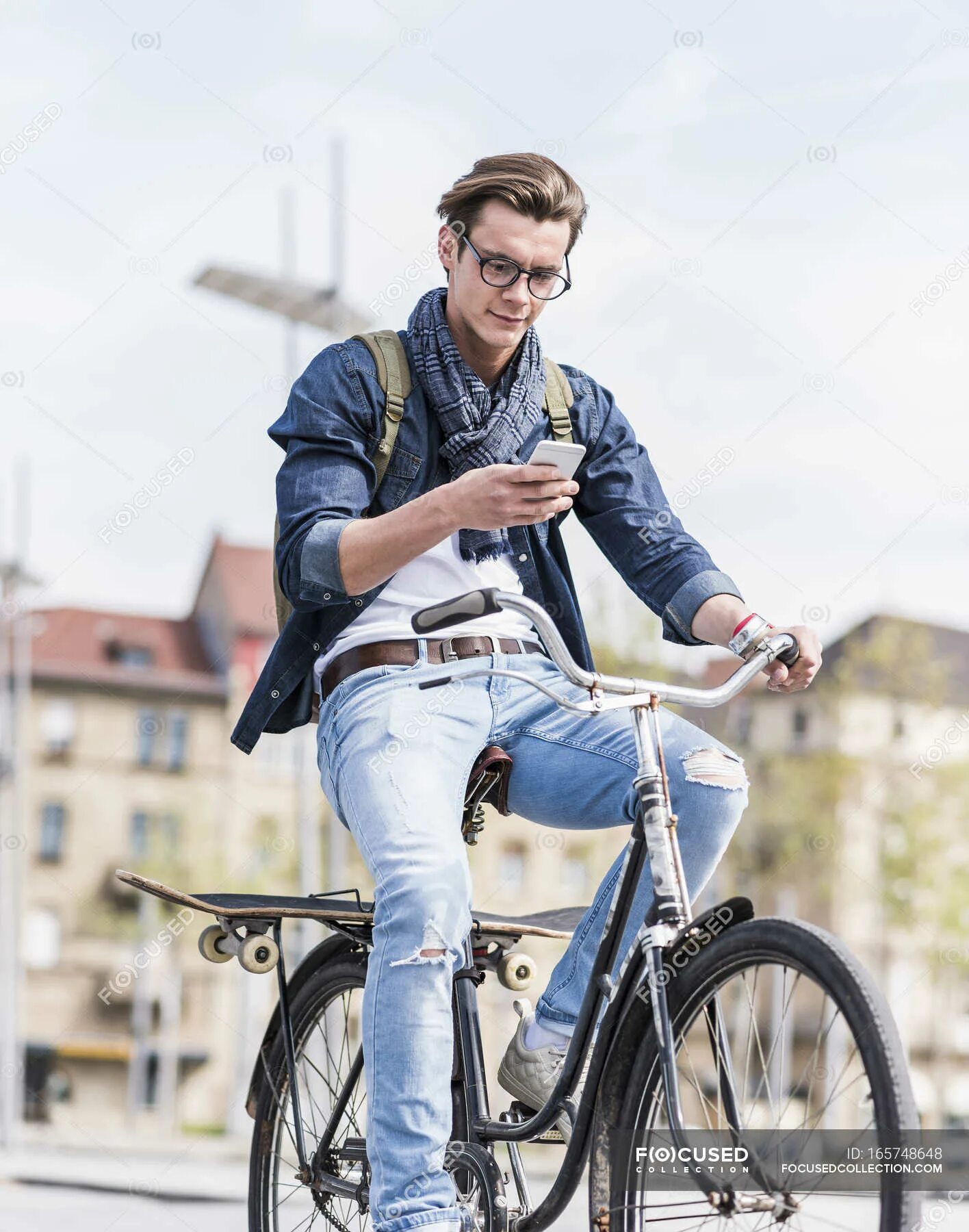 Ведомый юноша. Фото людей с велосипедами gt. Парень 22 года на велосипеде. Велосипед стоковое фото. Ведет парень.