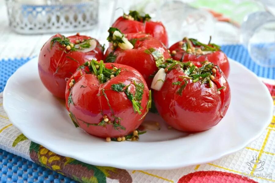 Помидоры быстрая закуска с чесноком. Малосольные помидоры. Малосольные помидоры с чесноком. Помидоры малосольные быстрого. Малосольные фаршированные помидоры.