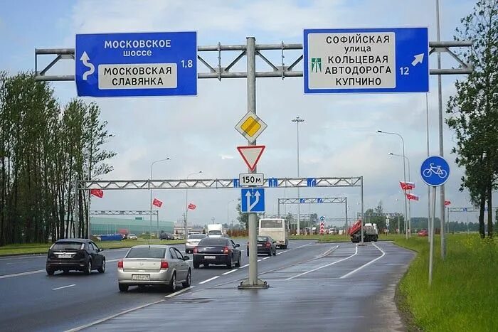 Купчино московское шоссе. Знаки над дорогой. дорожный знак шоссе. указатели на шоссе. дорожные знаки над проезжей частью.