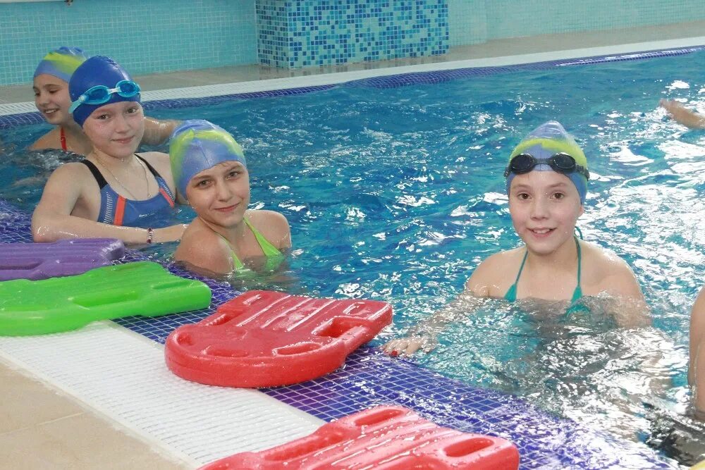 Бассейн видео. Дети в бассейне на даче купаются. Аквапарк поляны горки 10. Бассейн с шариками для детей. Дети в бассейне на даче.