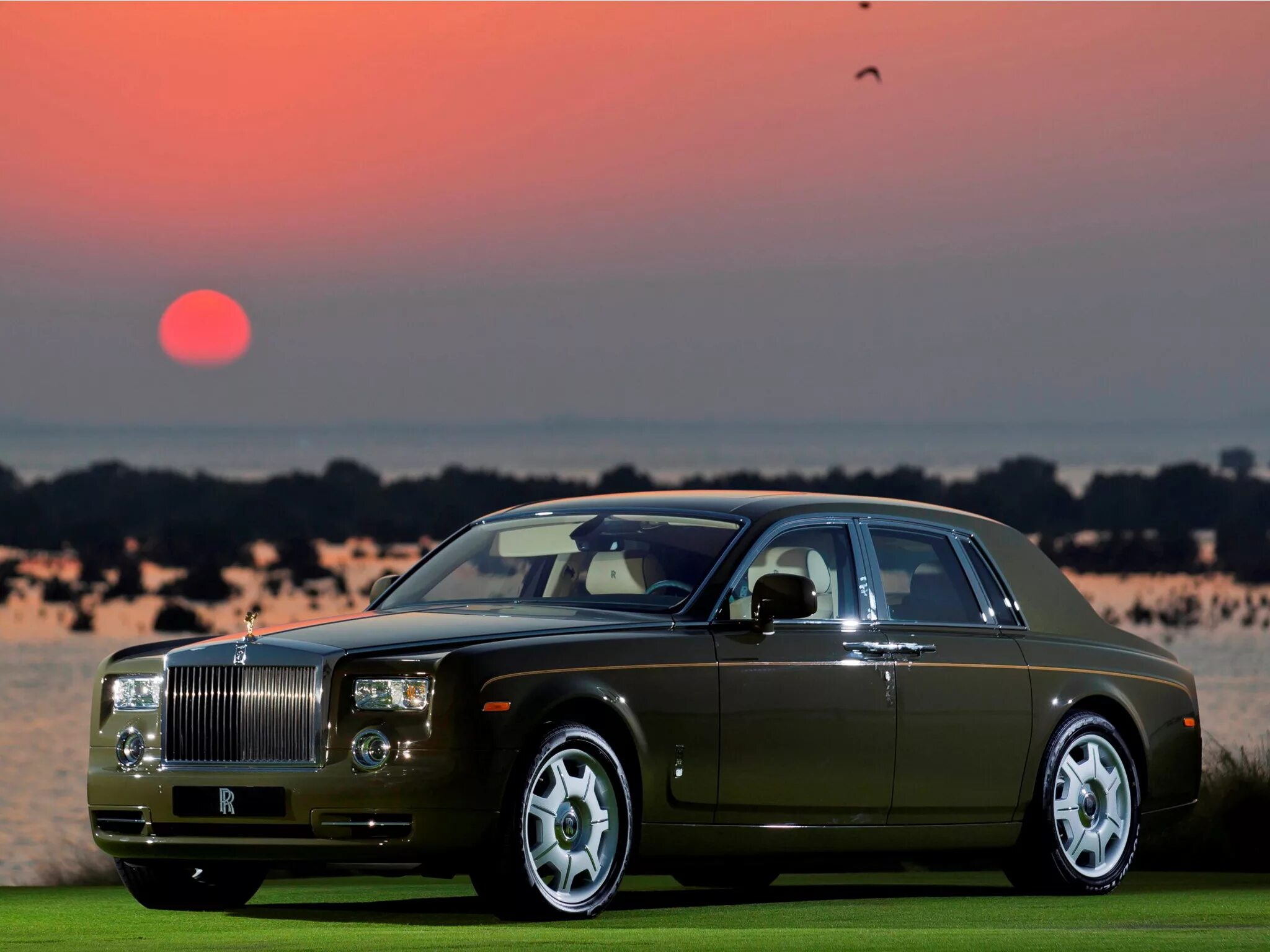 Автомобиль rolls royce