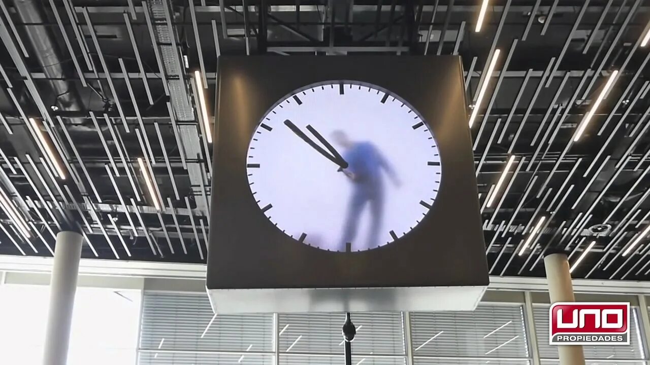 Сделай часы на станции ярче. Часы в аэропорту Амстердама с человеком внутри. Схипхол часы. Часы в аэропорту Схипхол в Амстердаме. Часы внутри человека.
