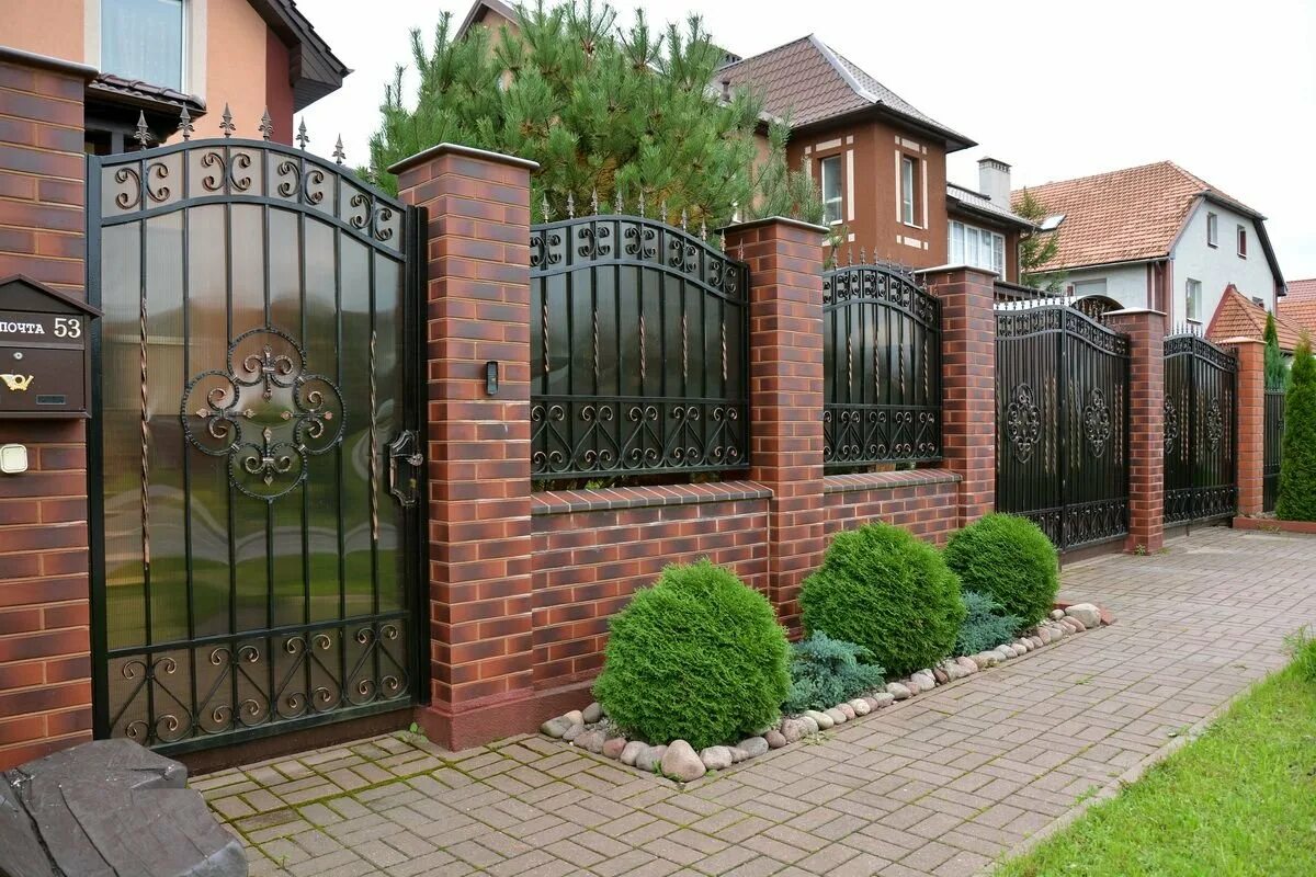 Красивый забор. Красивый фасадный забор. Забор коттеджа красивый. Ворота перед домом.