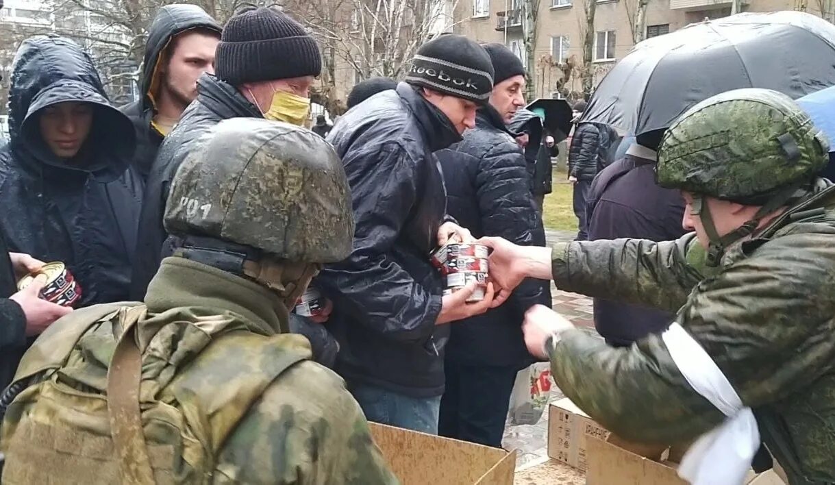 Обращение хохлов. Гуманитарка для военных на Украине. Русские войска в Харькове. Российские солдаты помогают населению Украины.