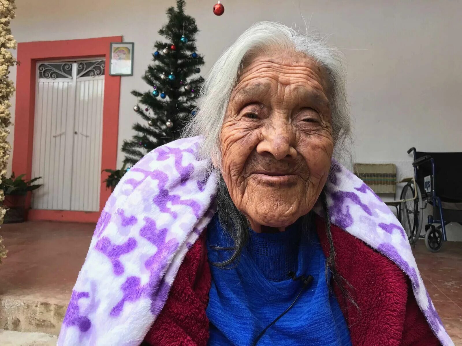 Бабушка с пучком. Бабушка 102 года. 20 летняя бабушка. Колоритная бабушка. Хелен рут элам ван винкль.