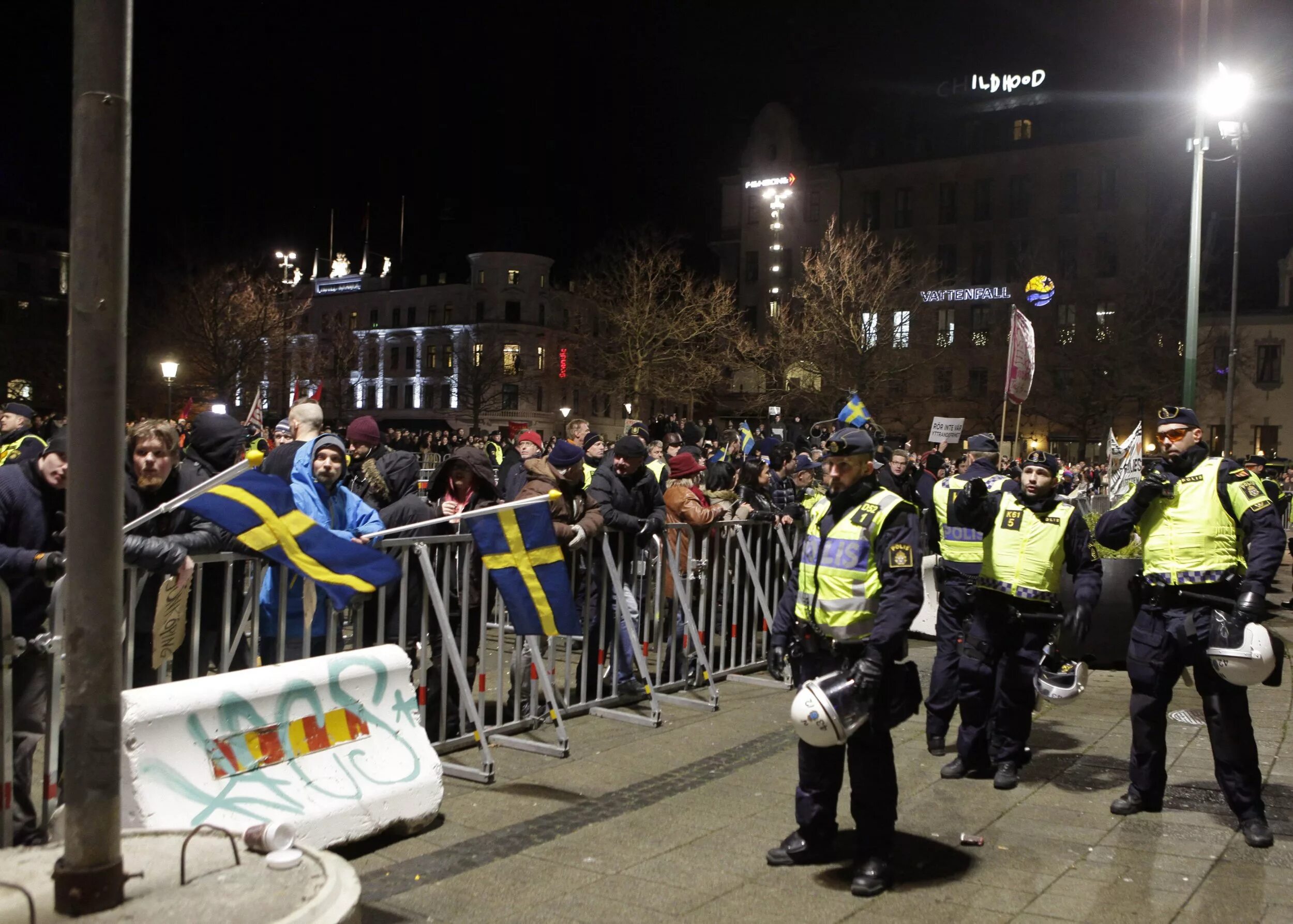 Столкновения в швеции. Митинги в швеции. шведы митинг. демонстрация в швеции.