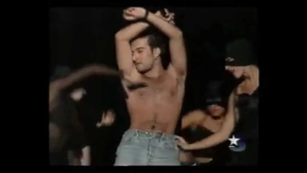 Песня таркана с поцелуями. Tarkan шоу MTV 2004. Tarkan ориентация. Брат сестры Таркана.