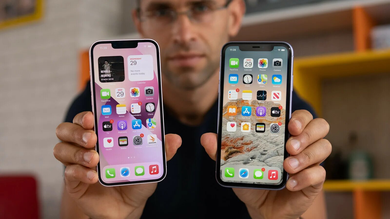 Почему берут айфон. Iphone 13 Mini и iphone 11. Iphone 11 vs iphone 13. Iphone 13 Mini vs 11. Iphone 13 vs 13 Mini.