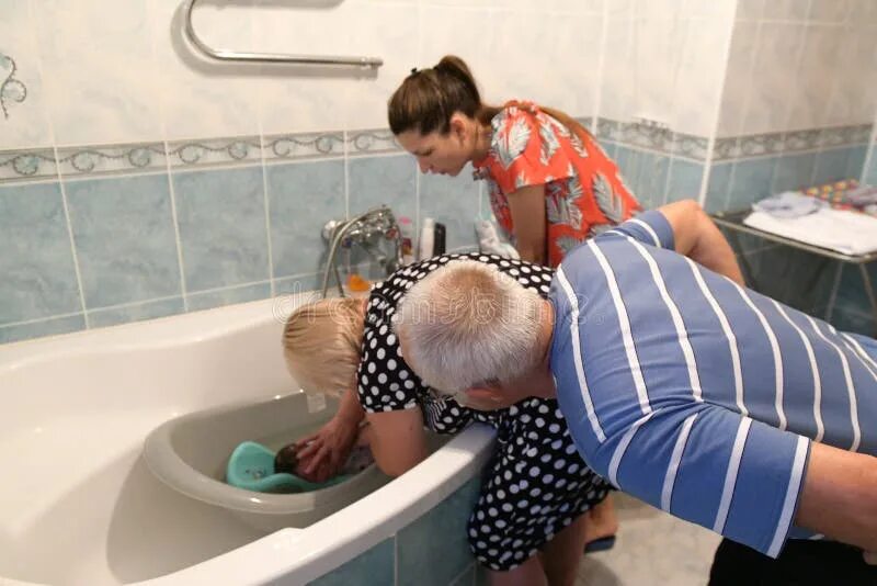 Дед купается. Бабушка моется. Бабушка купает внука. Купаю внуков. Дедушка моет.
