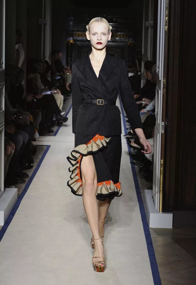 Ив сен лоран коллекции. Yves saint laurent одежда. Платья ив сен лоран 2022. Ysl одежда. Вечерние платья ив сен лоран.