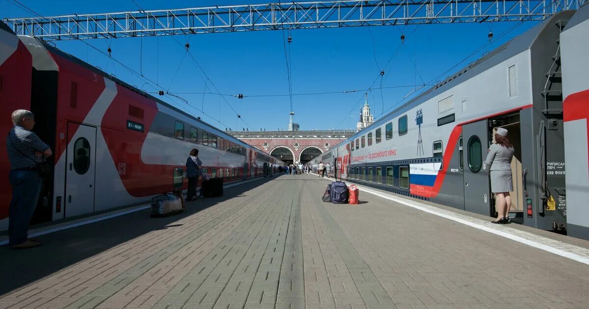 За сколько продают поезд дальнего следования. Вокзал Казань поезд гузовый. Поезд на вокзале. Поезд Москва. Пассажирский поезд.