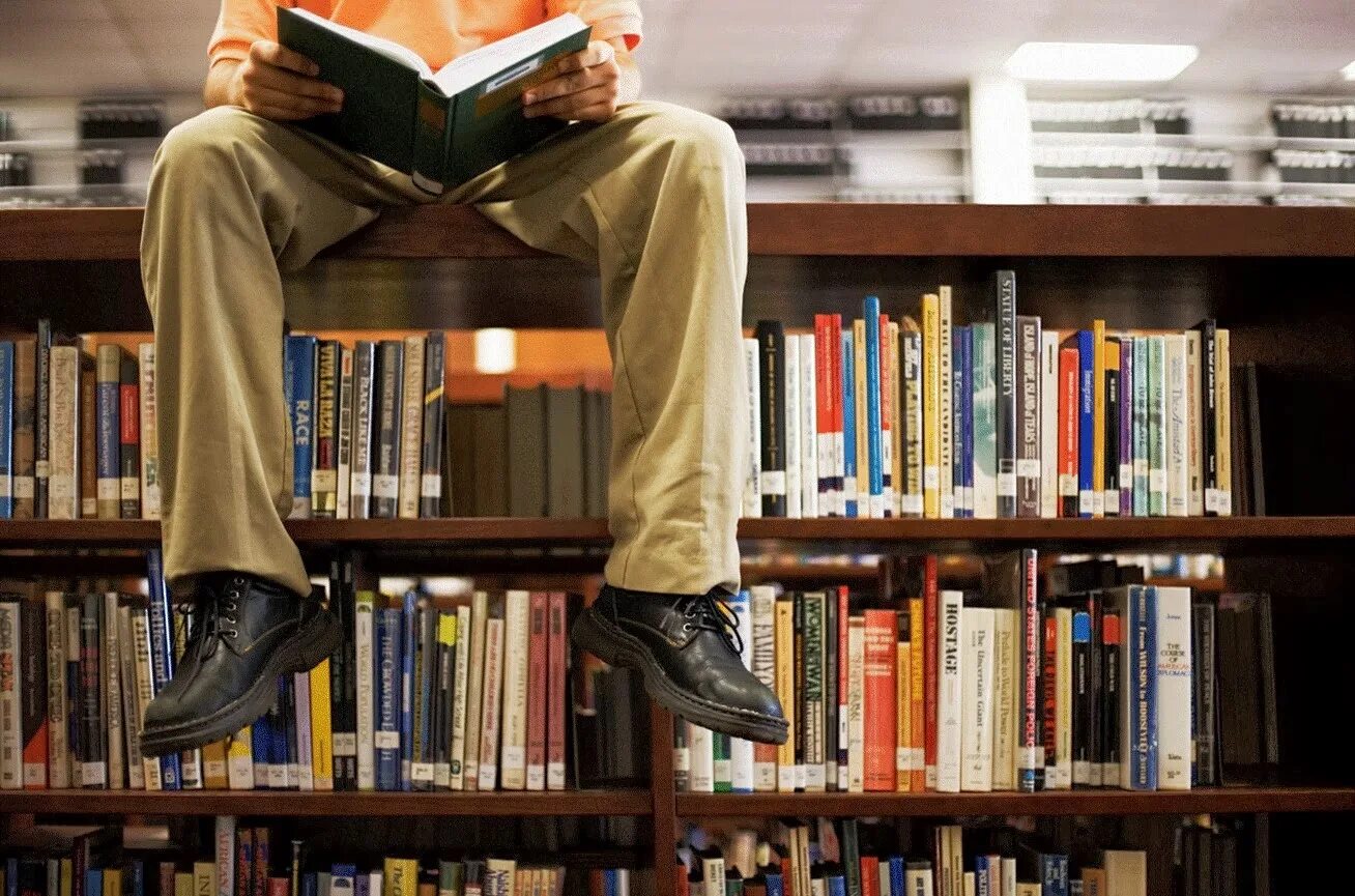 Чтение книг. Мужчина в библиотеке. Чтение г. Читатели в библиотеке. Книги найдут своего читателя