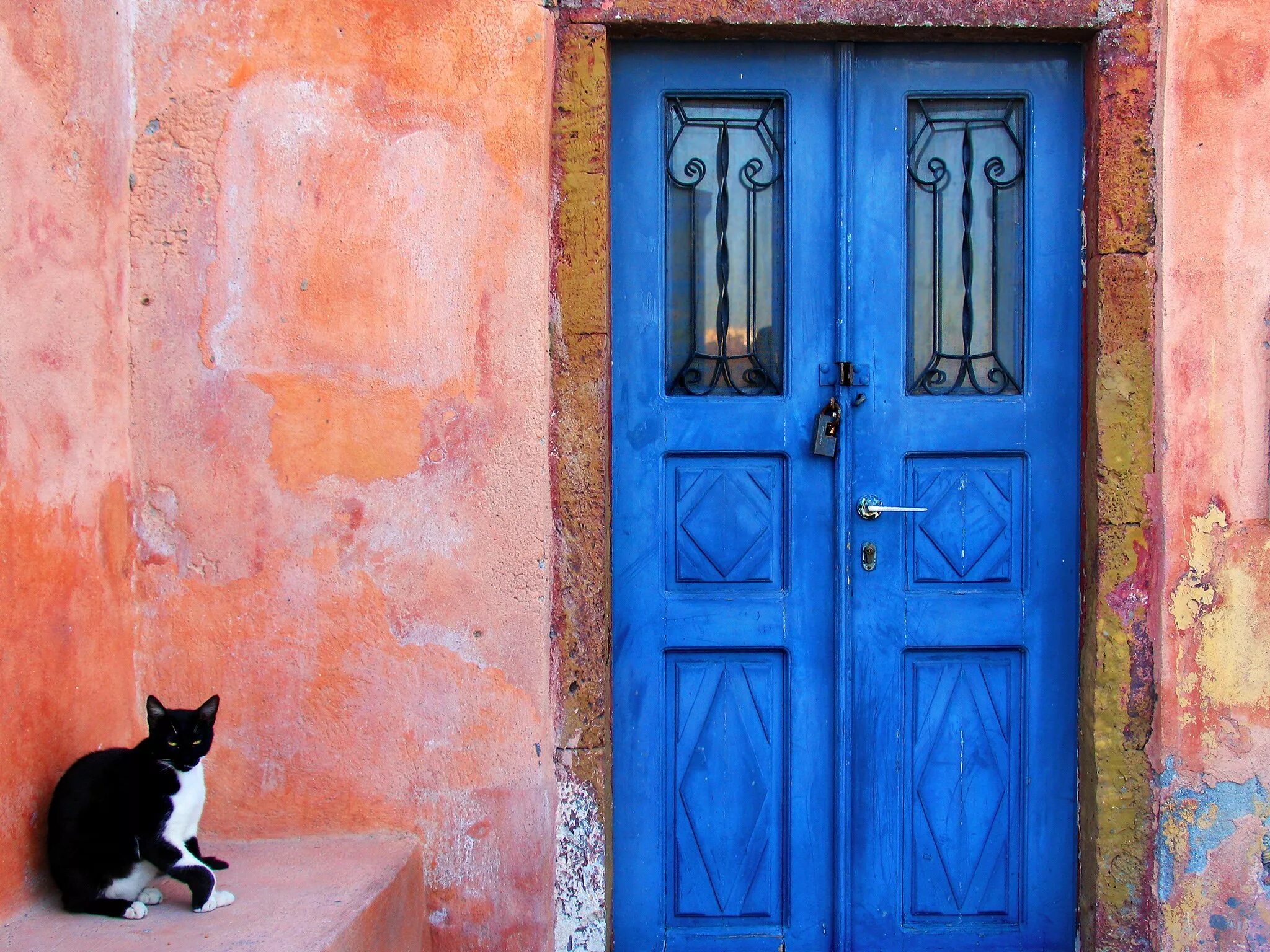 Синяя дверь. Красивая синяя дверь. Синяя дверь с окнами. Дом с синей дверью.