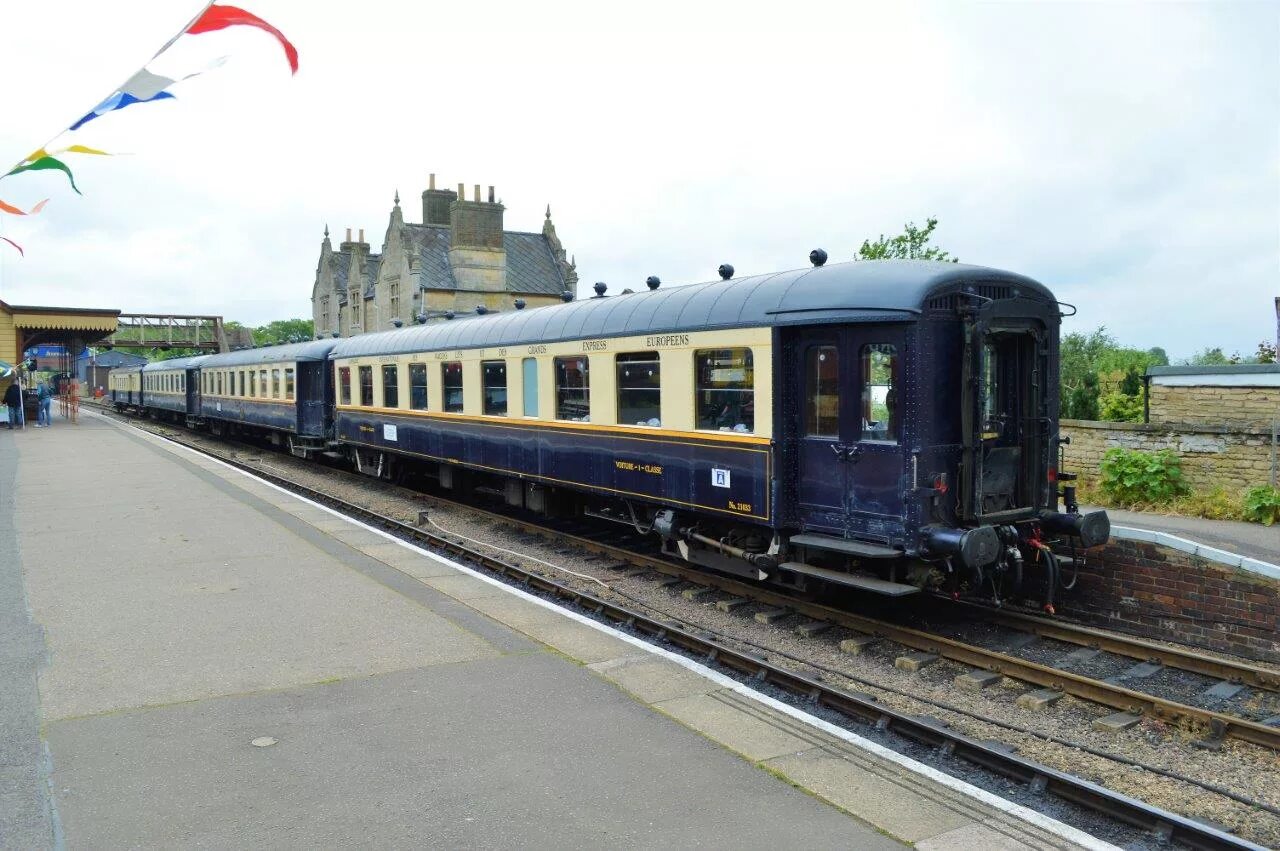 Сюр поезд. Le train. Путешествие на поезде. Train france 2003. Le train bleu фильм 2012.